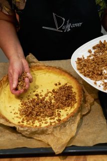 Chocolade-hazelnotentaart - hazelnoten op taart