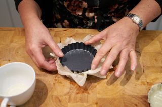 Filodeegtaartje met coquille en knolseldermousse - aandrukken met vorm