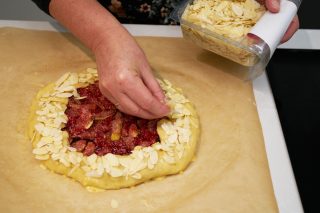 Galette met vijgen - amandelschilfers op galette