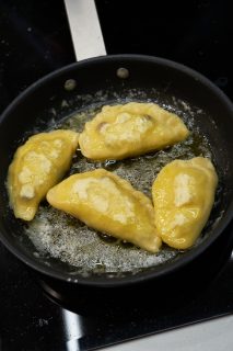 Pierogi met blauwe bessen - bakken
