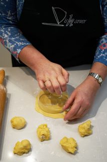 Pierogi met blauwe bessen - deeg rond maken