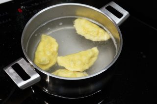 Pierogi met blauwe bessen - koken