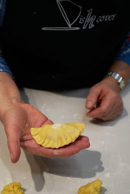 Pierogi met blauwe bessen - opgevouwen