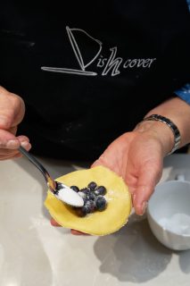 Pierogi met blauwe bessen - suiker op blauwe bessen
