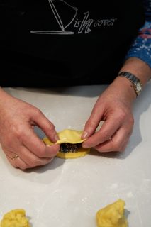Pierogi met blauwe bessen - toevouwen