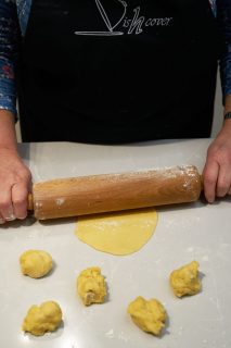 Pierogi met blauwe bessen - uitrollen deeg