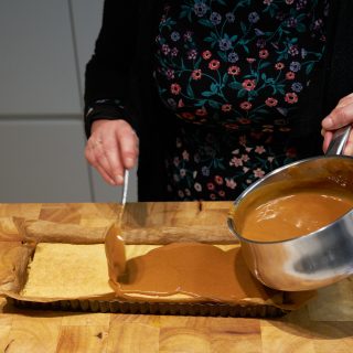 Pindakaramelrepen - karamel op gebak