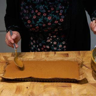 Pindakaramelrepen - karamel op gebak2