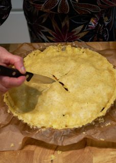 Vegan appeltaart - kruis snijden in deeg