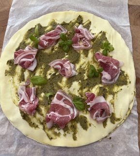 Bladerdeeghapje met pesto - bladerdeeg met ham en pesto
