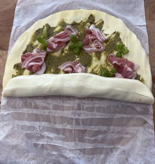 Bladerdeeghapje met pesto - oprollen bladerdeeg