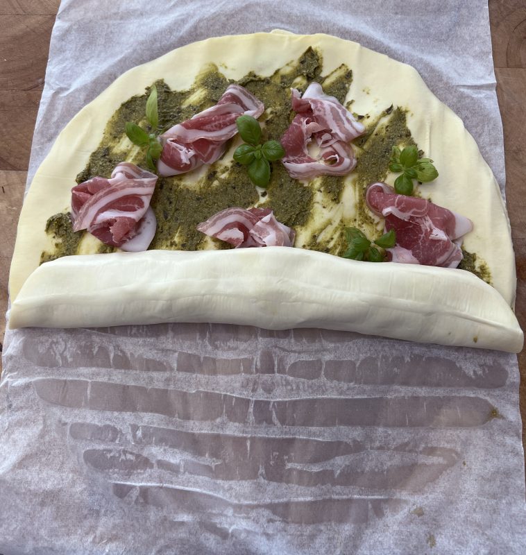 Bladerdeeghapje met pesto - oprollen bladerdeeg