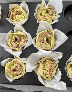 Bladerdeeghapje met pesto - rolletjes in bakvorm