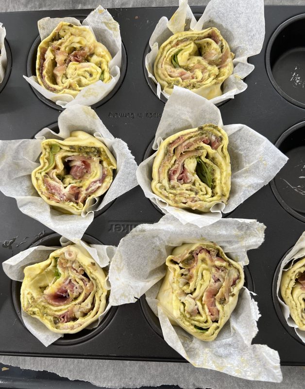 Bladerdeeghapje met pesto - rolletjes in bakvorm