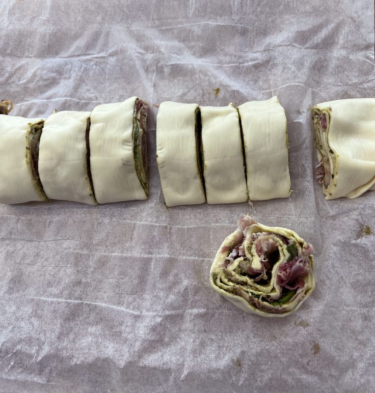 Bladerdeeghapje met pesto - snijden rolletjes