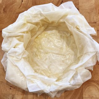 Paascake met peer in een nestje - filodeeg in vorm