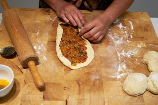 Turkse pide met lamsmerquez - toevouwen