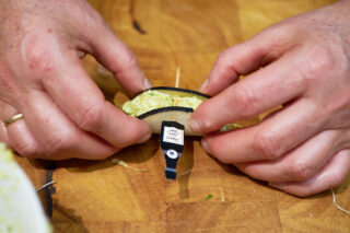 Rammenasrolletje met ei en avocado - bij elkaar drukken