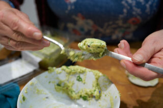 Rammenasrolletje met ei en avocado - quennelle