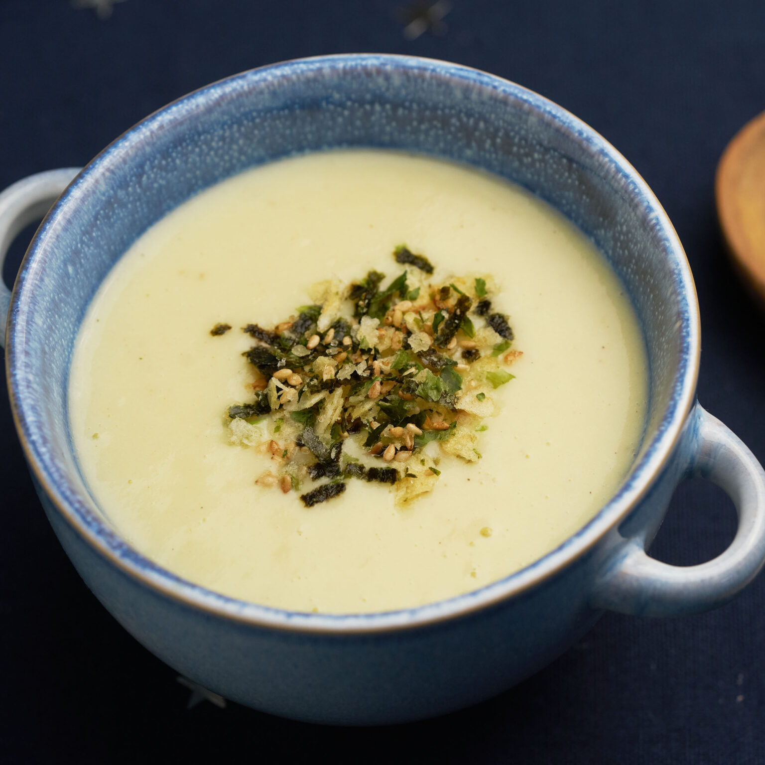 Aardappel-preisoep met furikakechips
