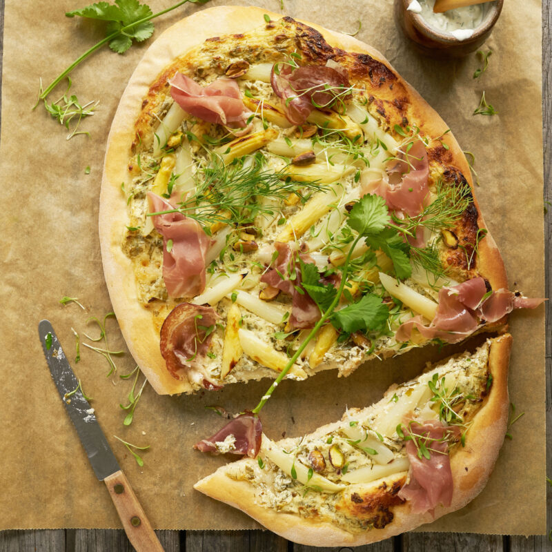 Aspergetaart met kruidencrème en ham