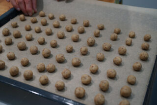 deegballetjes op een bakplaat